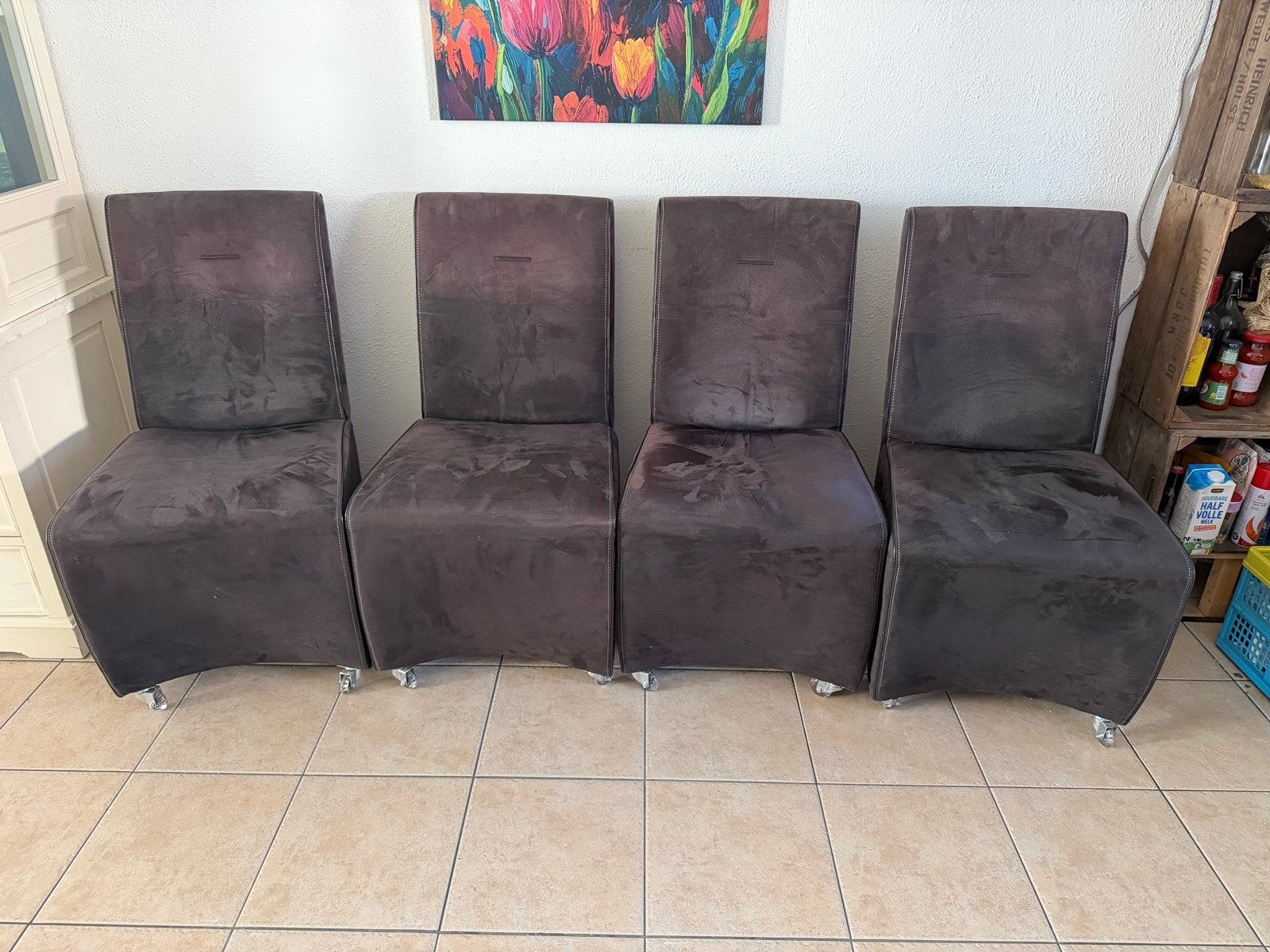 4 donkerbruine suède-look eetkamerstoelen op wieltjes, Ophalen, Gebruikt, Bruin, Vier