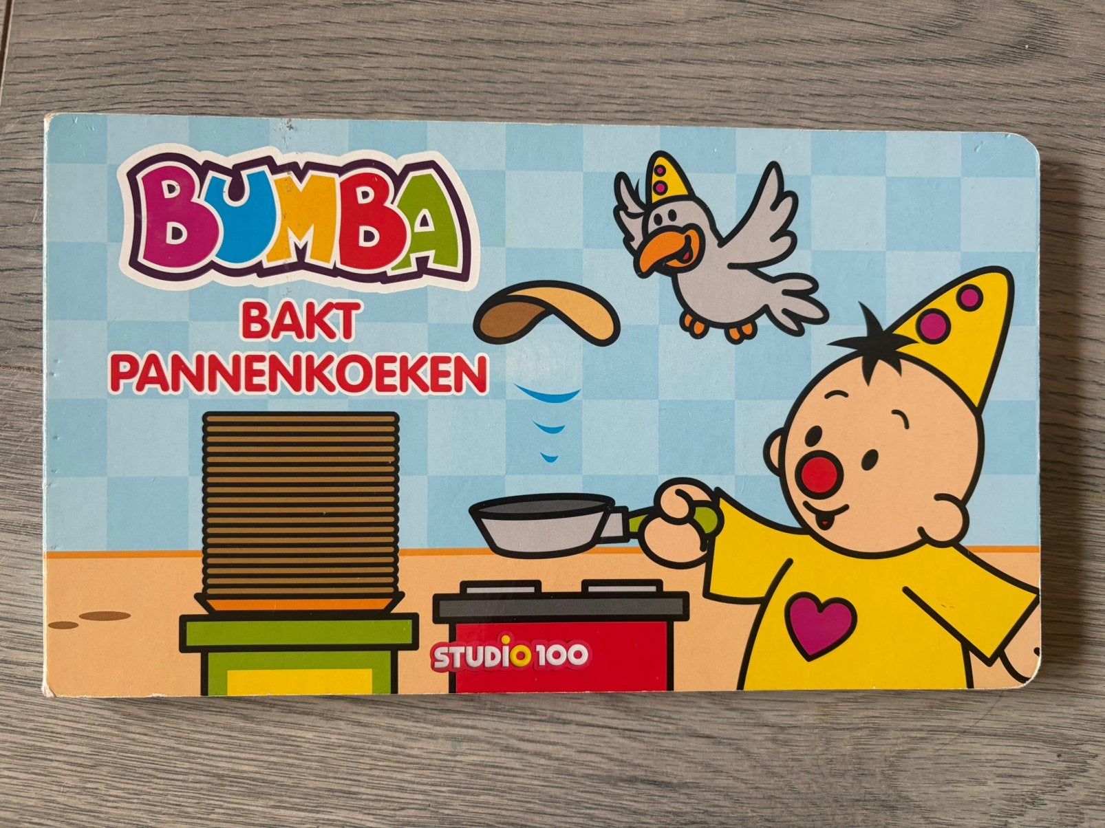 Boek Bumba bakt pannenkoeken Studio 100, Boeken, Ophalen of Verzenden, Gelezen, 1 tot 2 jaar