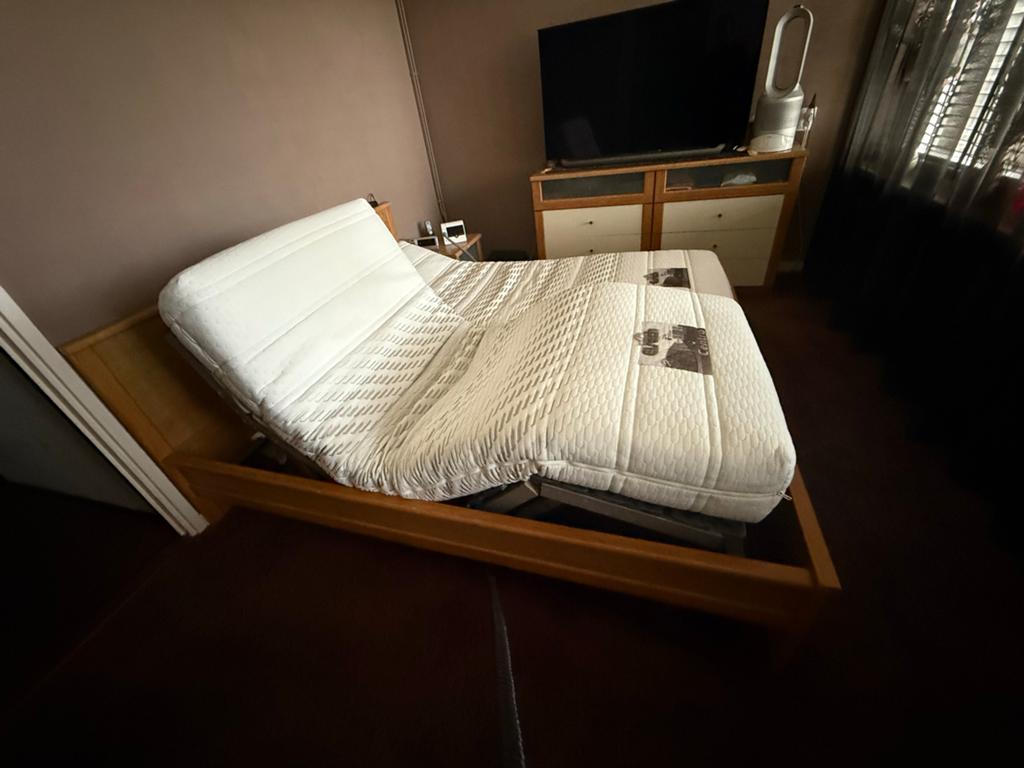 Te koop aangeboden 2 pers bed met commode en nachtkastjes, Ophalen, Gebruikt, Bruin, Tweepersoons