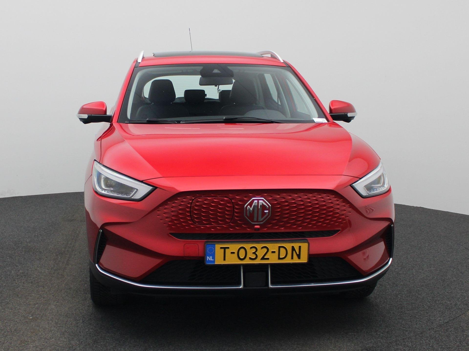 MG ZS EV Long Range Luxury 70 kWh All-Season banden | Leder, Auto's, 12 maanden, Gebruikt, ZS, Origineel Nederlands