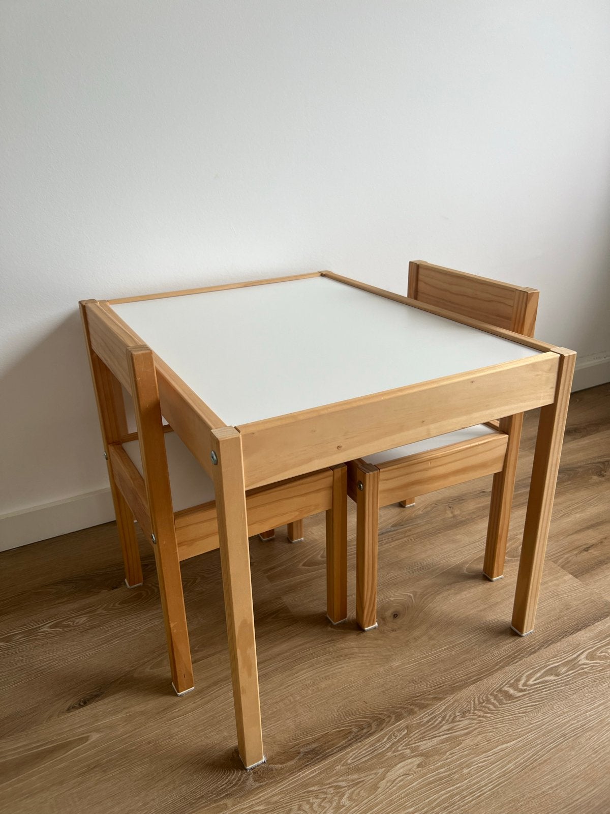 IKEA Lätt kindertafel met 2 stoeltjes, Kinderen en Baby's, Kinderkamer | Tafels en Stoelen, Ophalen, Gebruikt, Tafel(s) en Stoel(en)