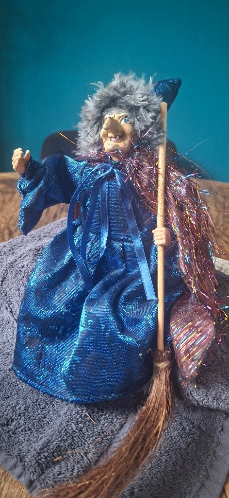 Heks  met bezem - Halloween/Fantasy, Blauw, Overige stijlen, Ophalen of Verzenden, Zo goed als nieuw