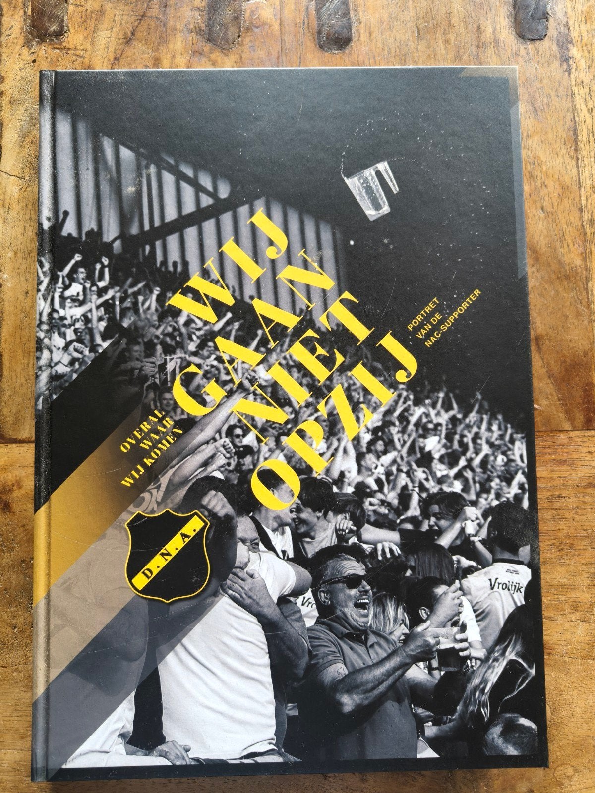 Boek: Wij Gaan Niet Opzij: Portret van de NAC-supporter, Boeken, Ophalen of Verzenden, Zo goed als nieuw, Onbekend, Overige sporten