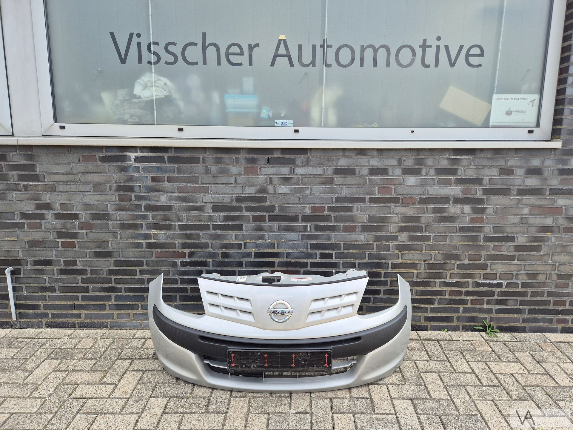 Voorbumper van Nissan Pixo 2009 - 2016 zilver plekje onder, Gebruikt, -, Voor, -
