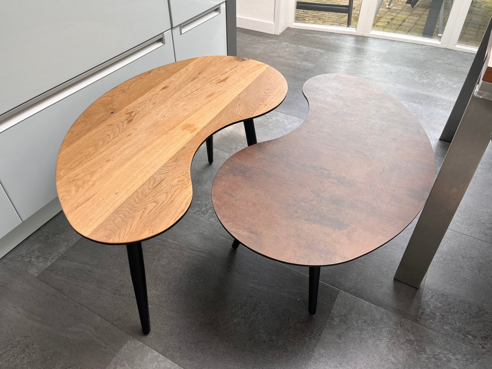 Twee salontafels Henders en Hazel Maze organische vorm hout, Ophalen, Rond, 50 tot 100 cm