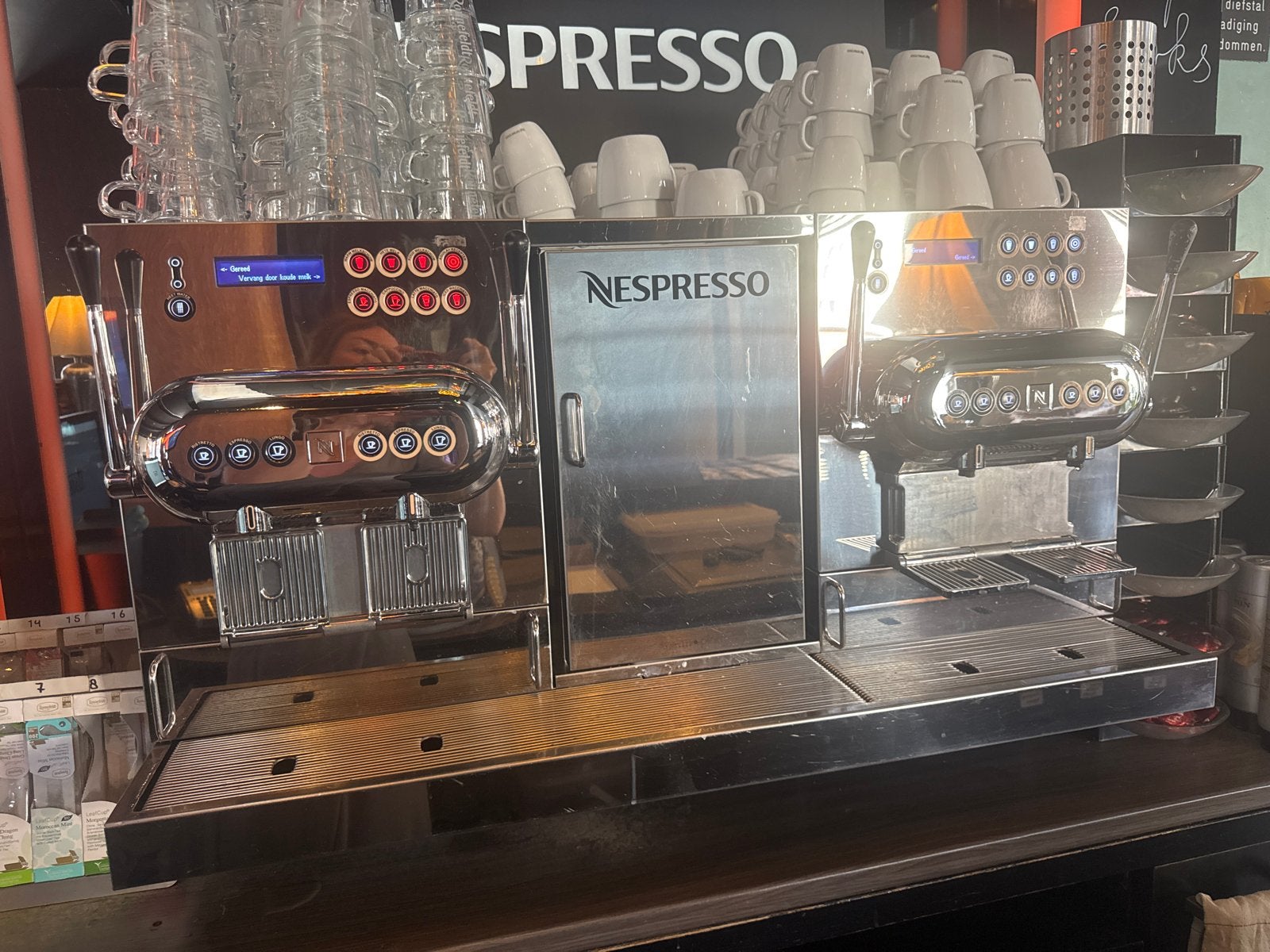 Nespresso Aguila koffiemachine - 3 jaar oud, perfecte staat, Ophalen, Koffiepads en cups, 10 kopjes of meer, Koffiemachine