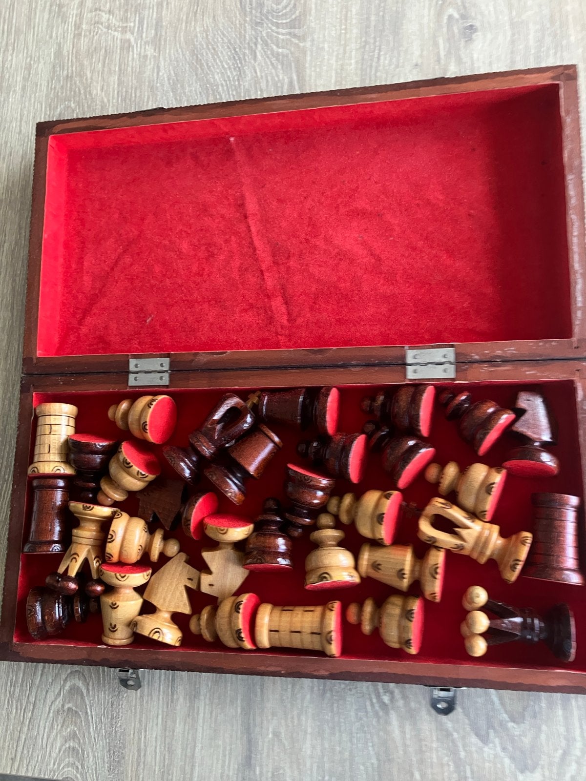 Handgesneden houten schaakspel met opbergdoos, Een of twee spelers, Ophalen of Verzenden, Gebruikt