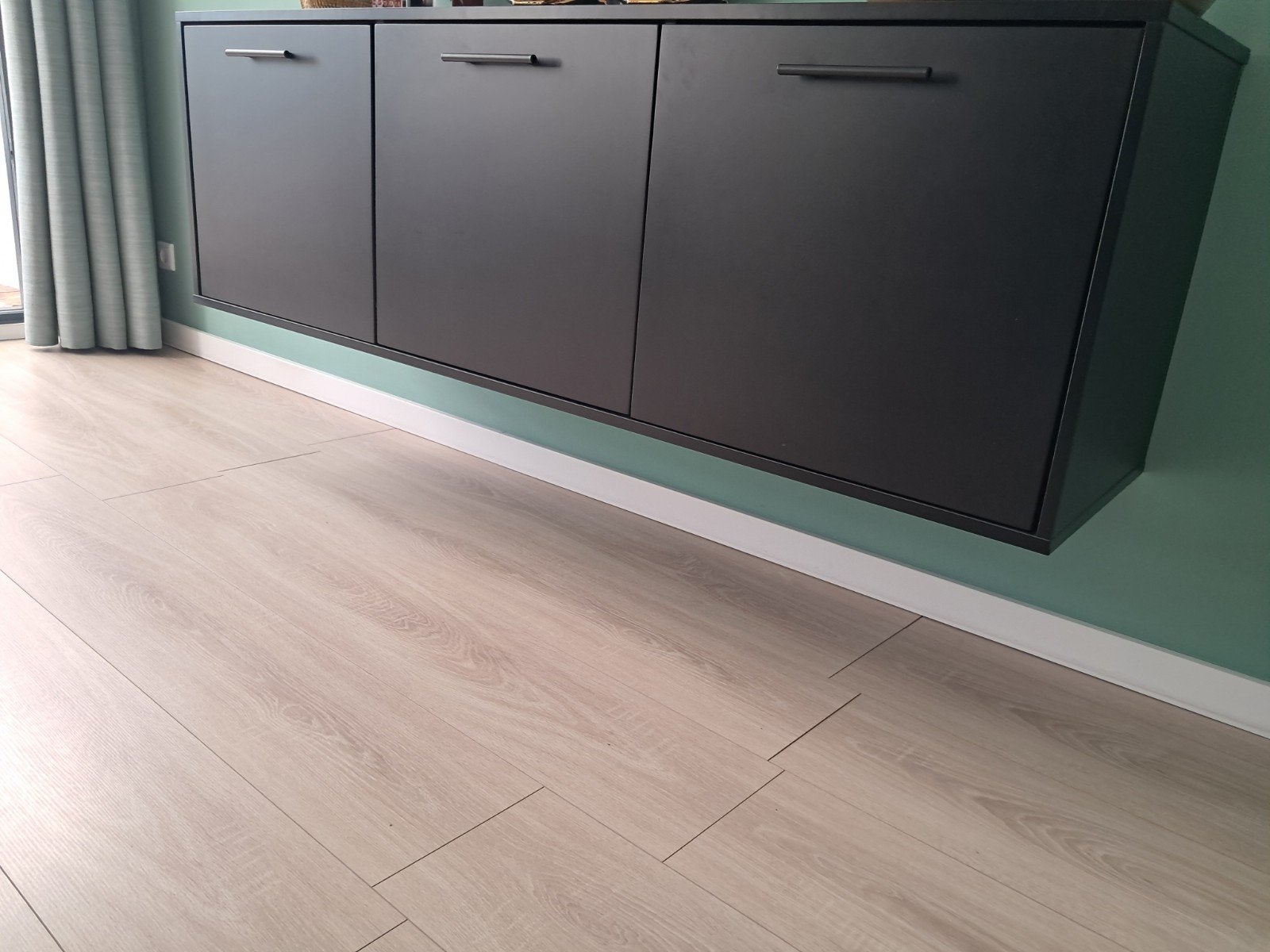 Mooie mat zwarte woonkamer kast 3 deurs, Ophalen, Gebruikt, 150 tot 200 cm, 25 tot 50 cm