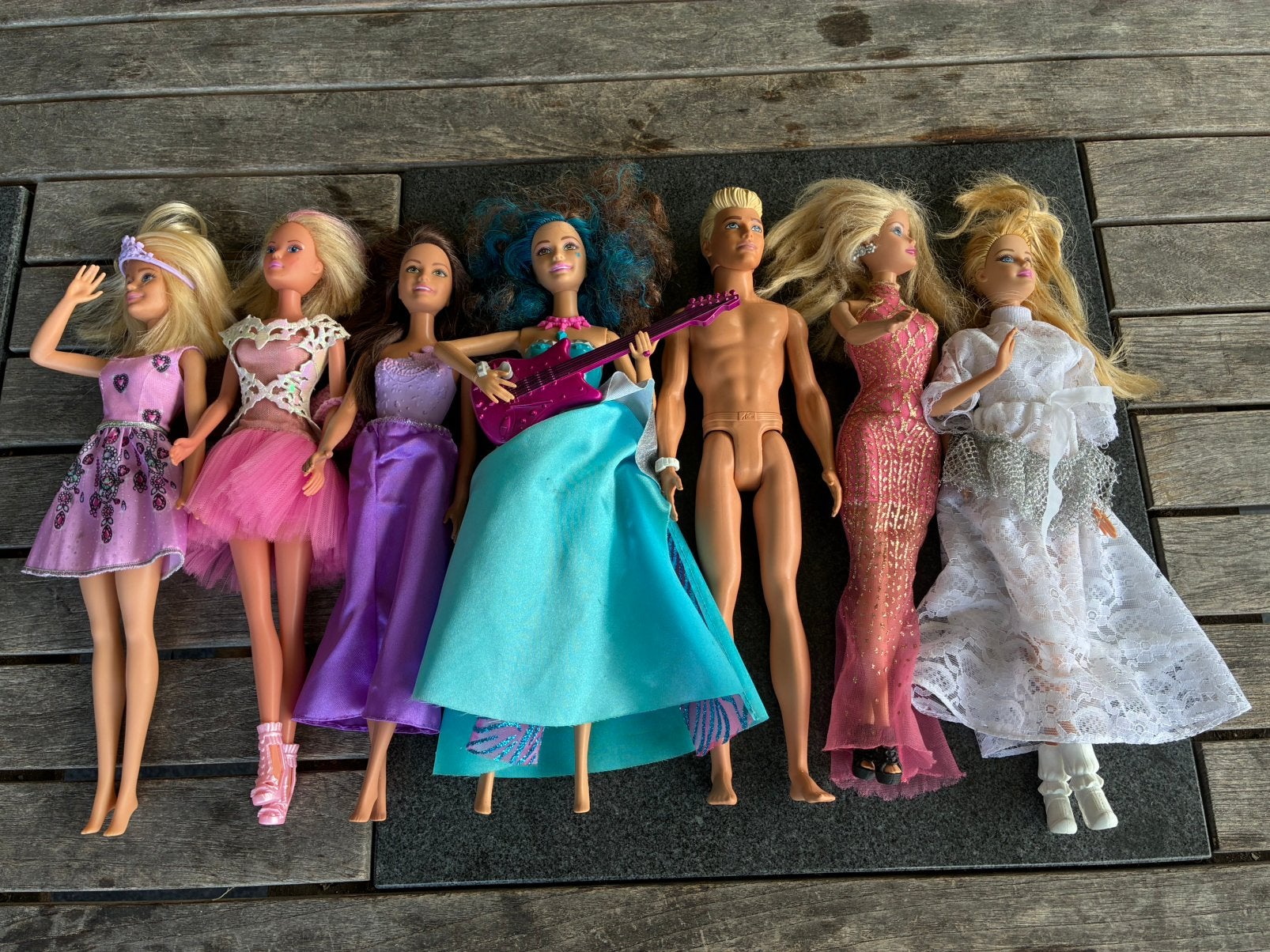Grote partij Barbie – 7 poppen, scooter, meubels & kleding, Ophalen, Gebruikt, Barbie