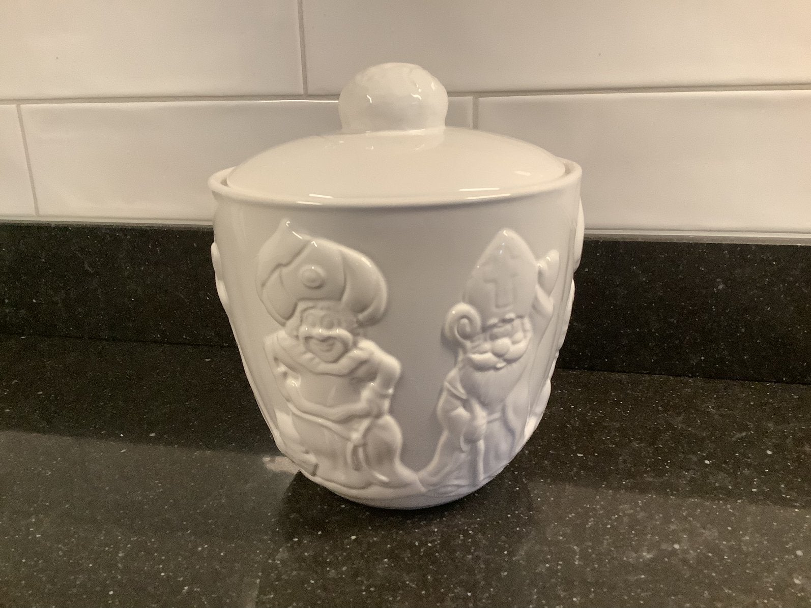 Pepernoten pot / Pepernotenpot met reliëf Sint en Piet., Diversen, Ophalen of Verzenden, Zo goed als nieuw