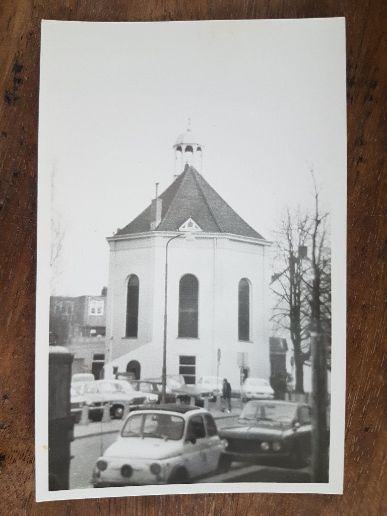 Foto postkaartformaat Tilburg Pauluskerk Fiat 500 en BMW ?, Verzamelen, Ophalen of Verzenden, 1960 tot 1980, Ongelopen, Noord-Brabant