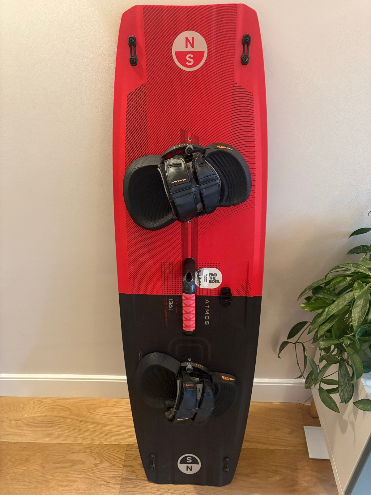 North Atmos 136 2024 Kiteboard, Watersport en Boten, Kitesurfen, Ophalen, Twintip, Kiteboard, Zo goed als nieuw