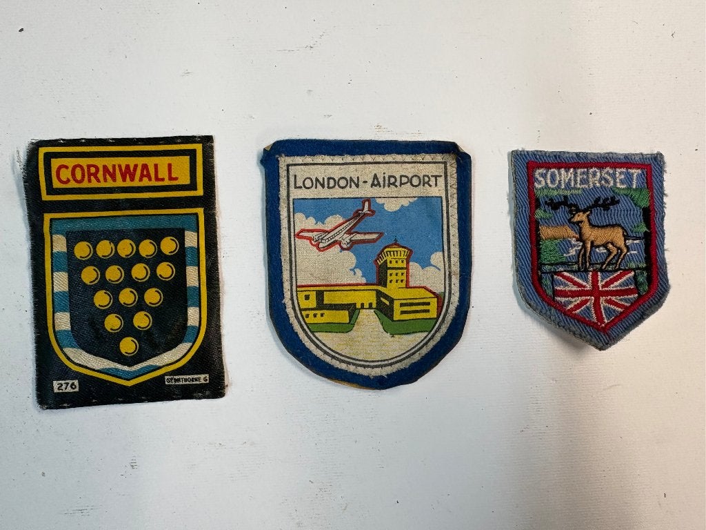 Set 3 UK emblemen '60-'80 Cornwall, London Airport, Somerset, Verzamelen, Scouting, Ophalen of Verzenden, Gebruikt, Embleem, Speld of Insigne