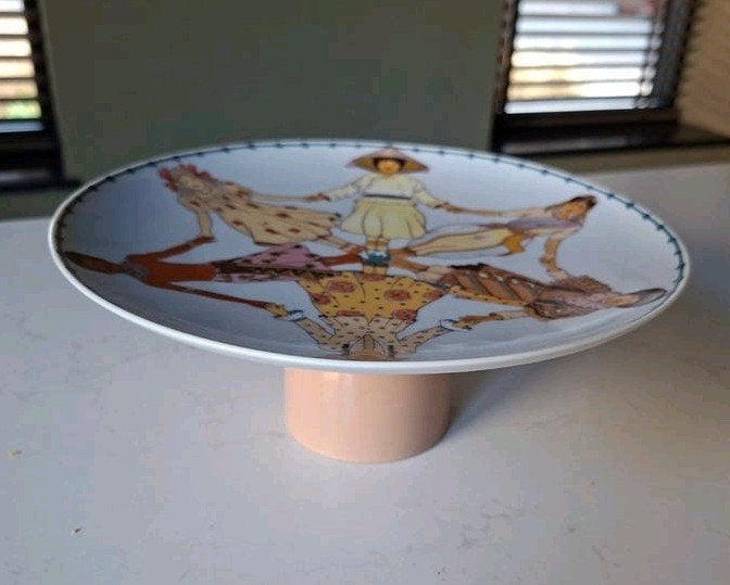 Decoratieve schaal op voet met kinderfiguren, Huis en Inrichting, Op voet, Porselein of Keramiek, Schaal, Rond