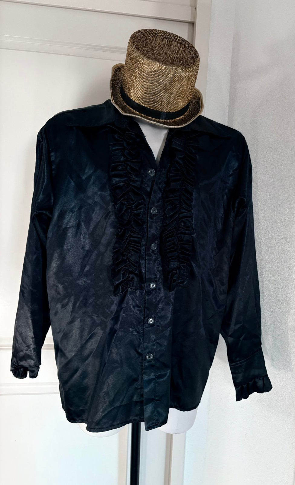 Zwarte satijnen blouse M hoed Foute party feest carnaval, Ophalen of Verzenden, Zo goed als nieuw, Maat 52/54 (L)