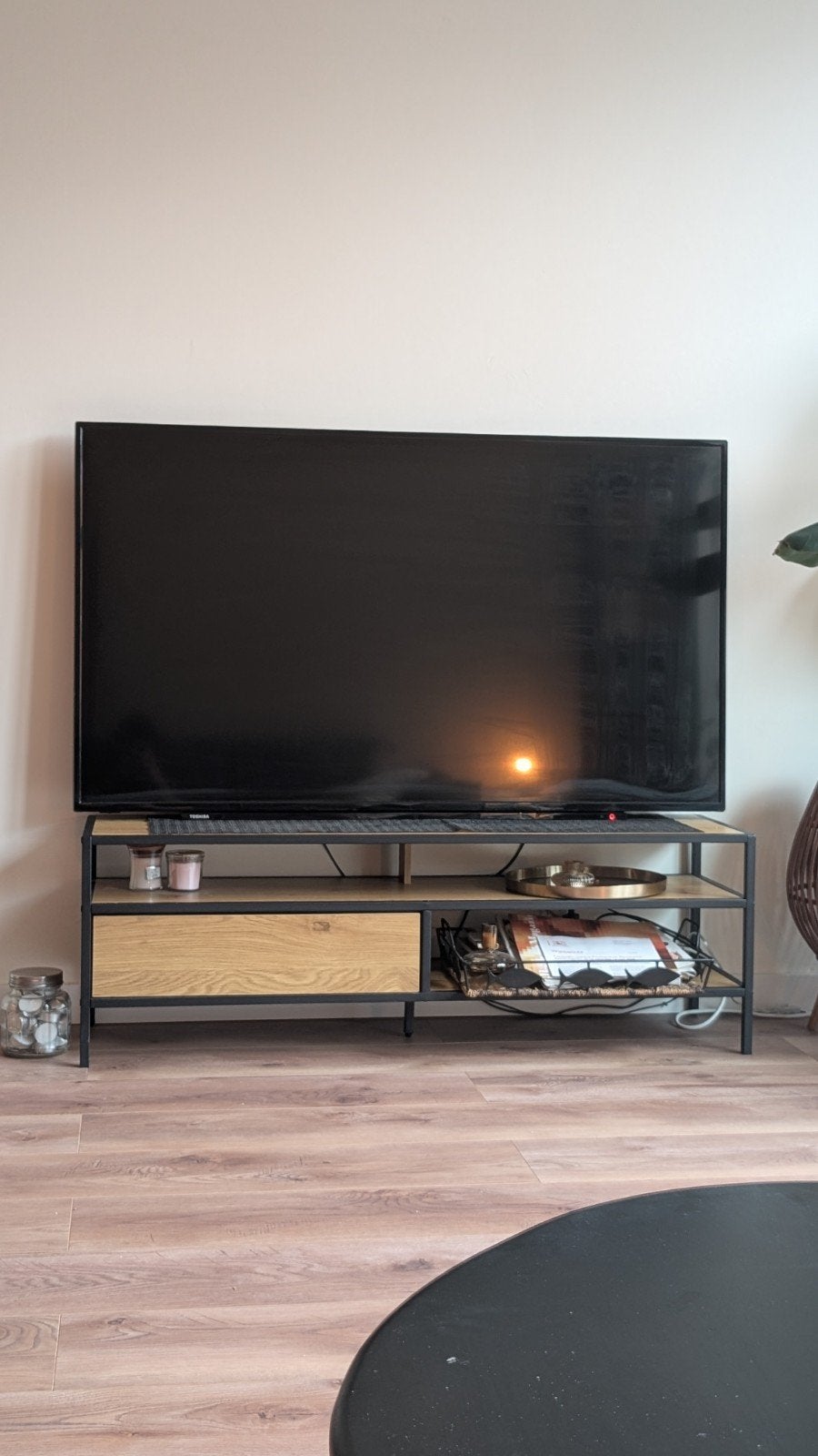 JYSK Trappedal TV-meubel - 120x40x33 cm, Ophalen, 100 tot 150 cm, Zo goed als nieuw, Minder dan 100 cm