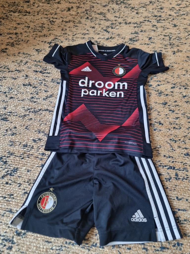 Origineel Feyenoord Tenue Adidas Maat XS (130) met rugnummer, Ophalen of Verzenden