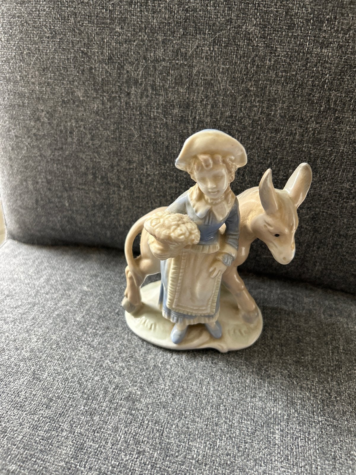Vintage porseleinen beeldje: meisje met ezel, Verzamelen, Beelden en Beeldjes, Ophalen, Zo goed als nieuw, Mens