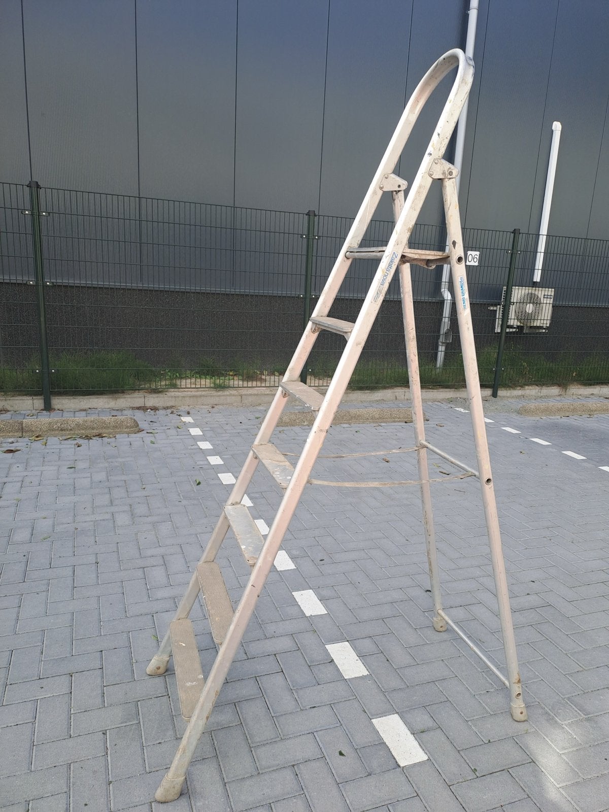 Gebruikte aluminium trap - Stevige huishoudtrap, Doe-het-zelf en Verbouw, Ophalen, Gebruikt, Trap, Minder dan 2 meter