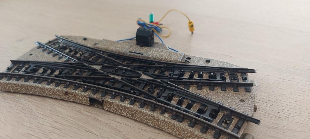 Märklin elektrische kruiswissel met lantaarn artnr 5128, Hobby en Vrije tijd, Modeltreinen | H0, Wisselstroom, Rails, Ophalen of Verzenden