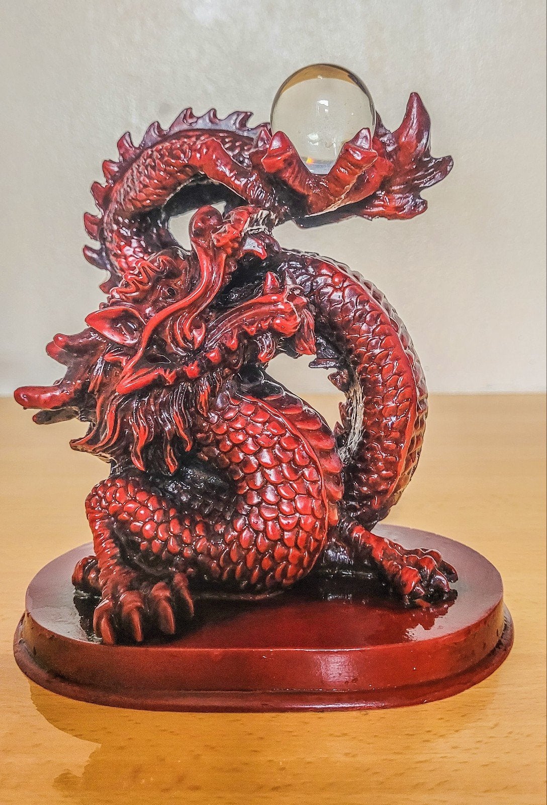 Rode Chinese Draak met Kristallen Bol - Decoratie, Kunststof, Ophalen of Verzenden, Rood, Oosters