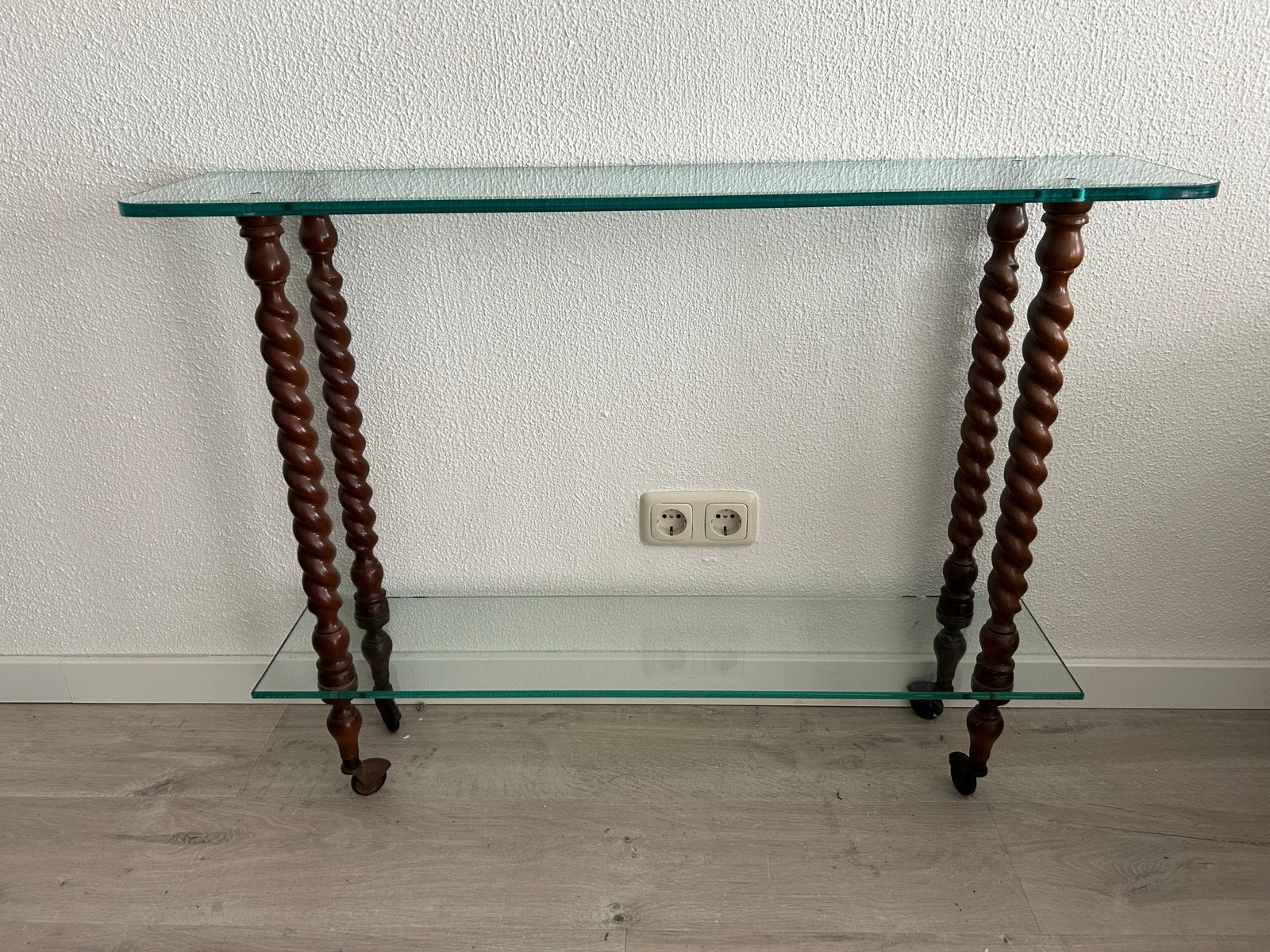 Glazen sidetable met gedraaide houten poten, Antiek en Kunst, Ophalen