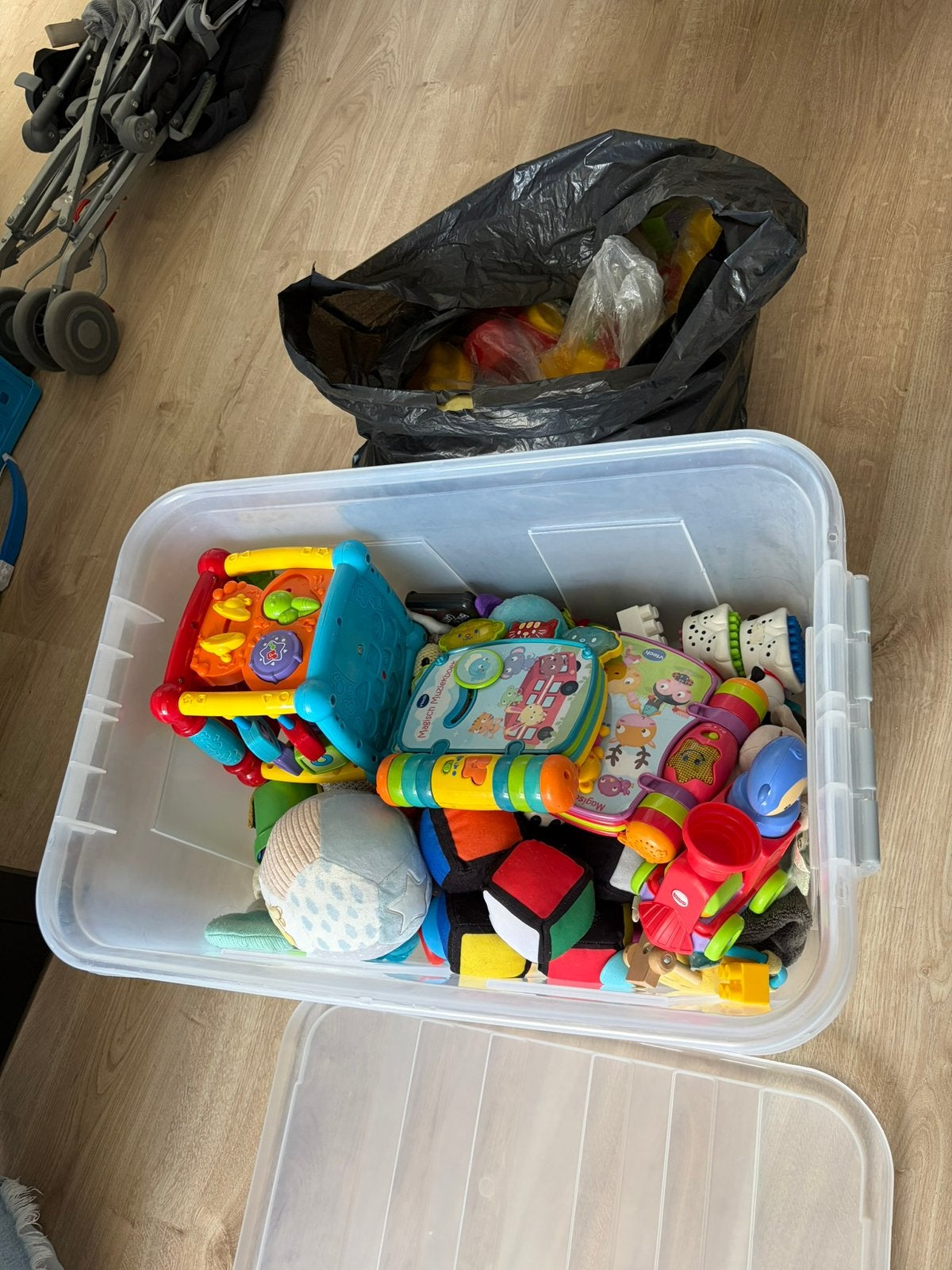 Bak met babyspeelgoed, Hobby en Vrije tijd, Ministeck, Ophalen, Zo goed als nieuw, Voorbeeldboek