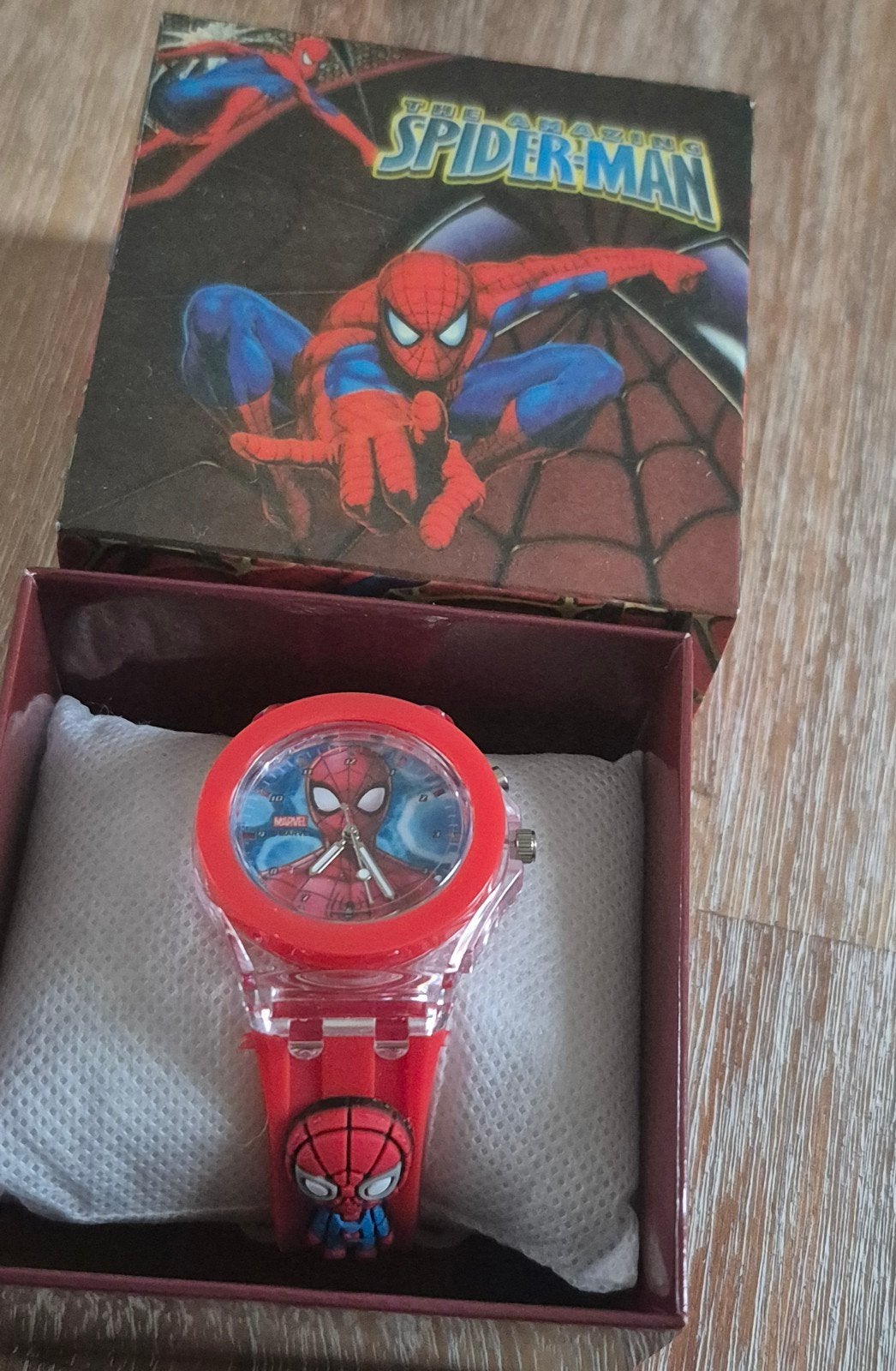 Spiderman horloge met verlichting in giftbox NIEUW, Ophalen of Verzenden, Nieuw, Jongen of Meisje