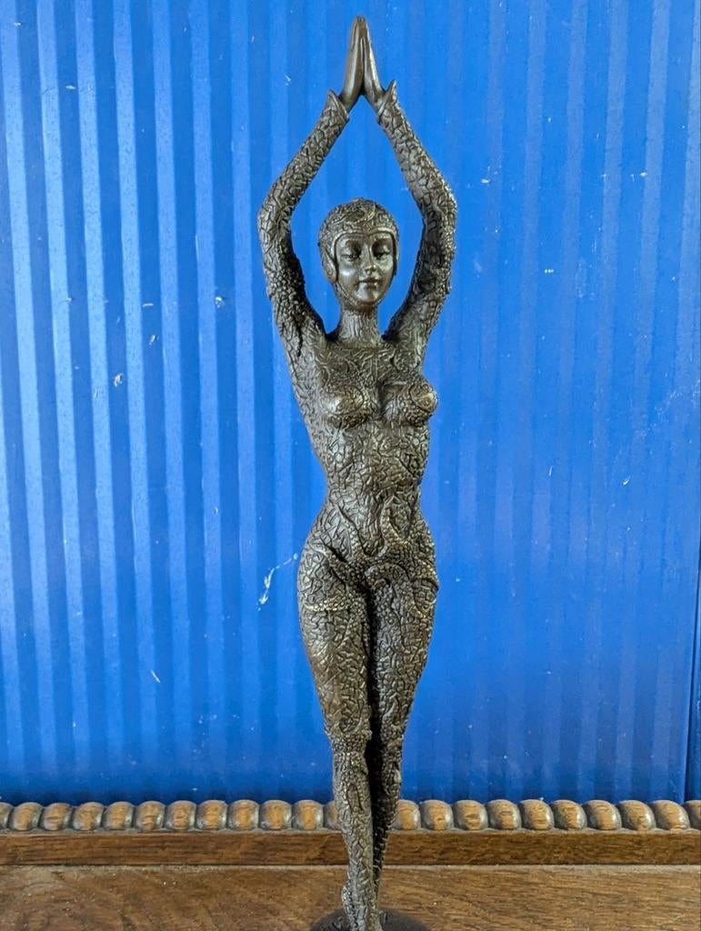 Bronzen beeld van een vrouw 28 cm naar Chiparus, Antiek en Kunst, Ophalen of Verzenden, 20 - 50 cm, Beeld, Bruin