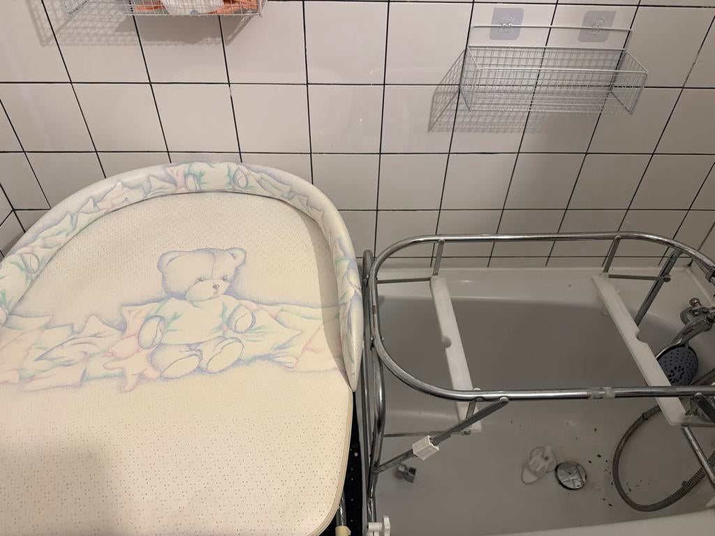 Babybad standaard met aankleedkussen - Rotterdam-Zuid, Gebruikt, Badje, Standaard, Ophalen