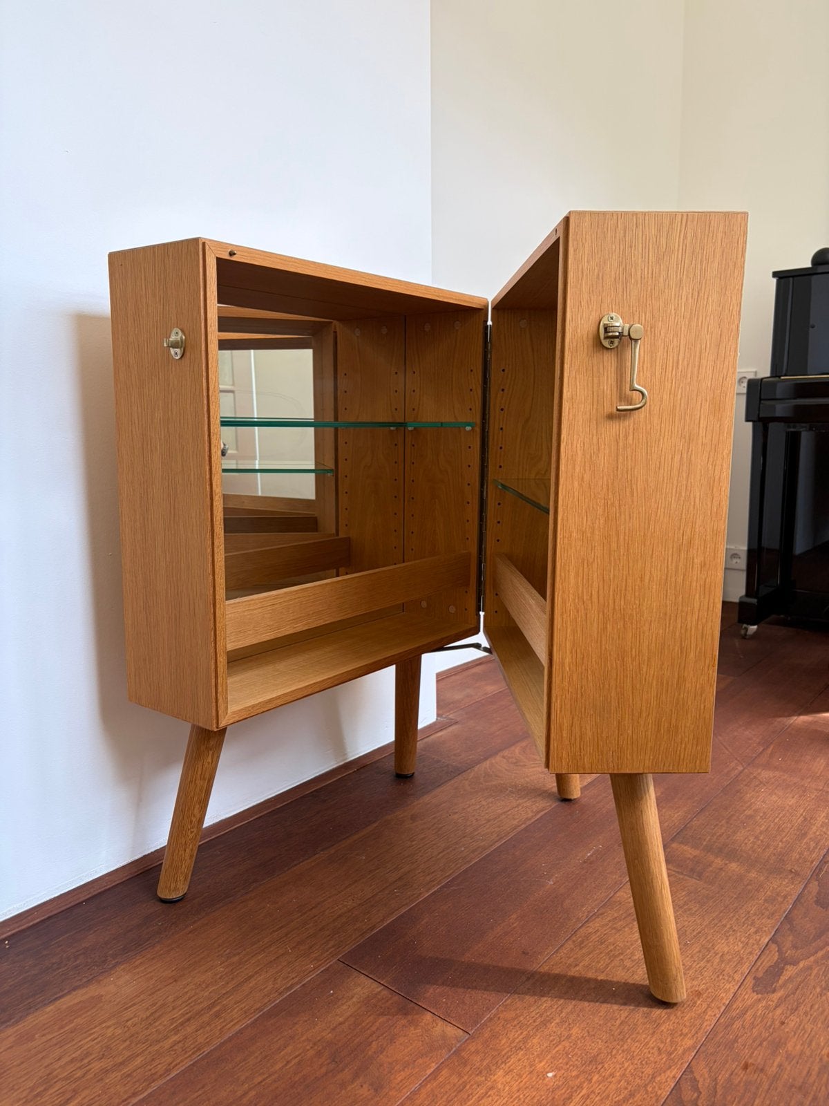 Bolia Oak Bar Cabinet with Glass Shelves & Mirror Interior, Ophalen, Met plank(en), Eikenhout, 50 tot 100 cm