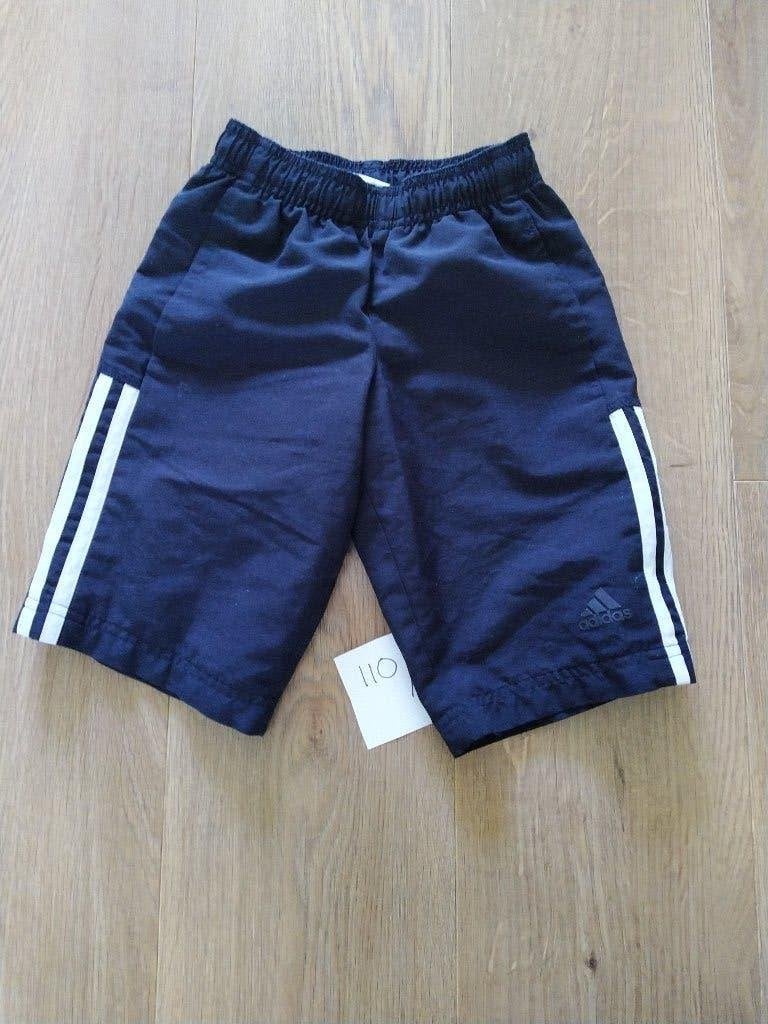 Sportbroek Adidas kort - Maat 110, Kinderen en Baby's, Kinderkleding | Maat 110, Adidas, Gebruikt, Jongen of Meisje, Sport- of Zwemkleding