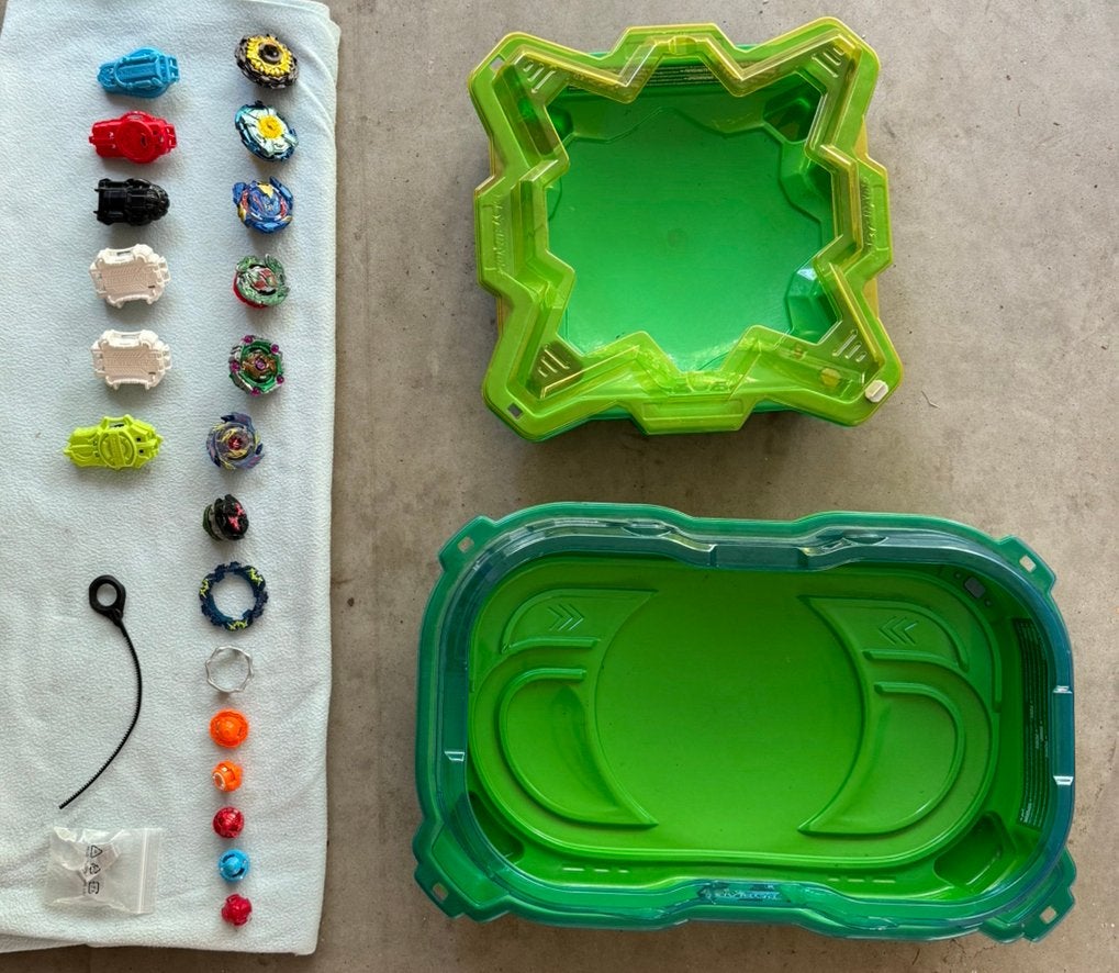 Grote Beyblade set – 2 arena’s + veel Beyblades & launchers, Ophalen of Verzenden, Zo goed als nieuw, Jongen of Meisje