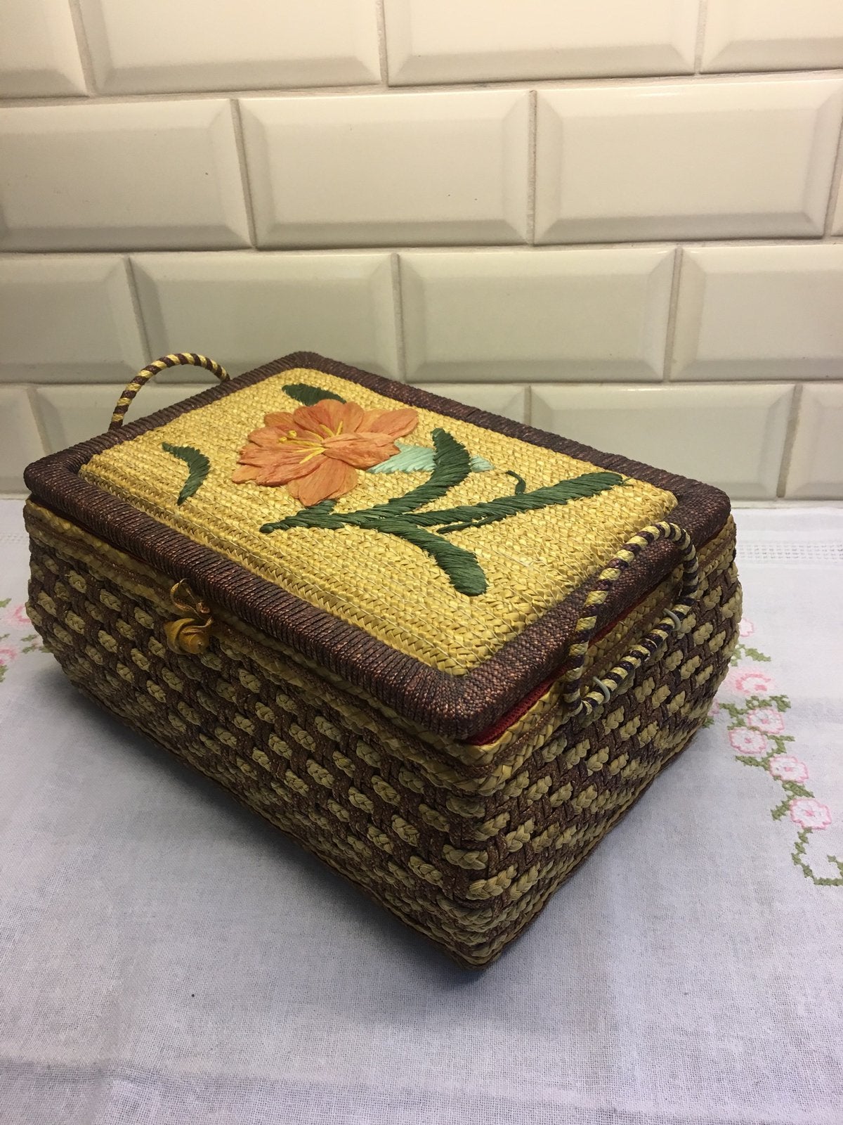 Vintage Kist.Handgemaakt.Bekleed met gevlochten Stro/Raffia, Ophalen of Verzenden