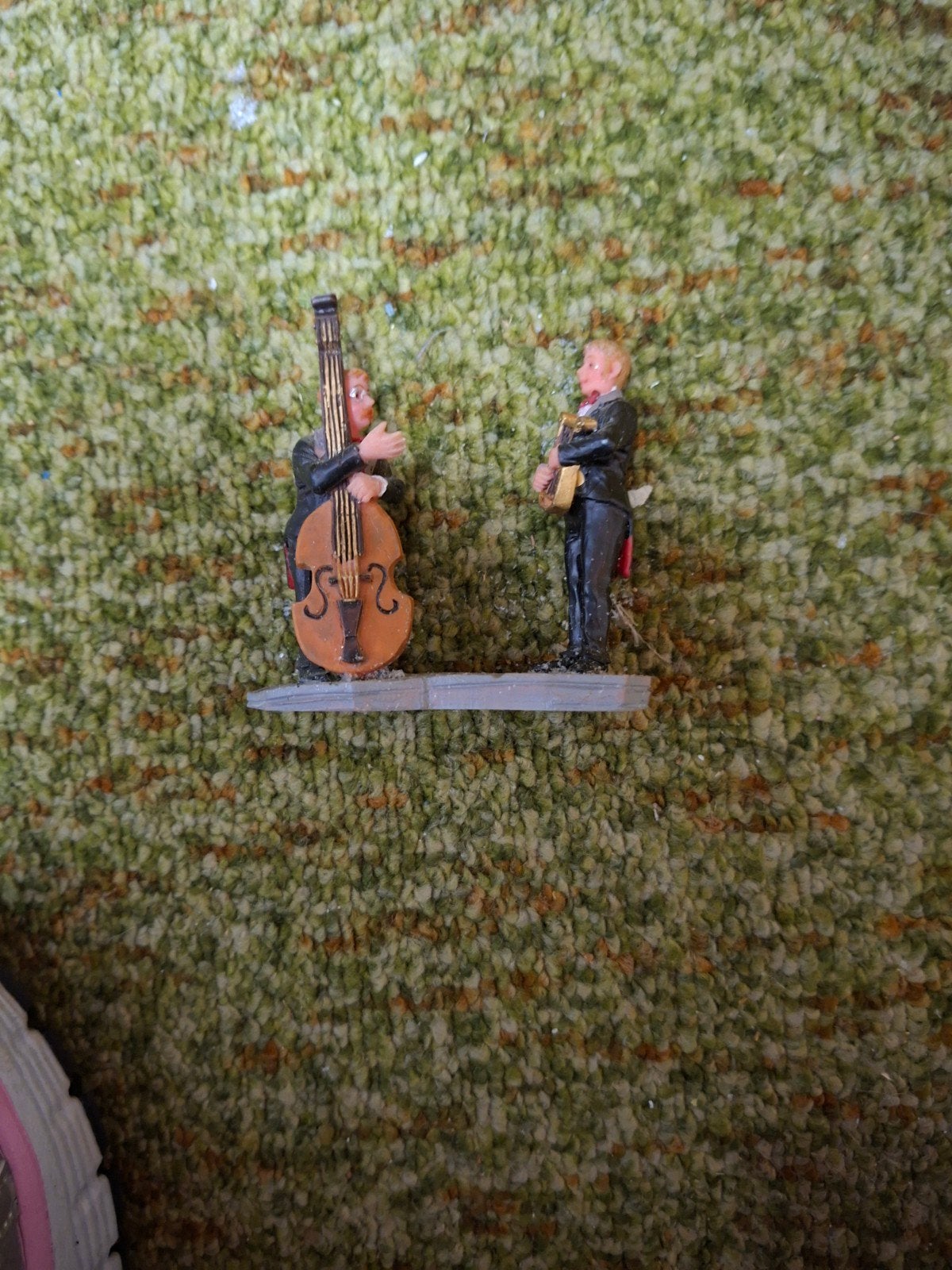 Lemax Muzikanten: Contrabassist en Accordeonist, Ophalen of Verzenden, Gebruikt, Pop, Beeldje of Miniatuur
