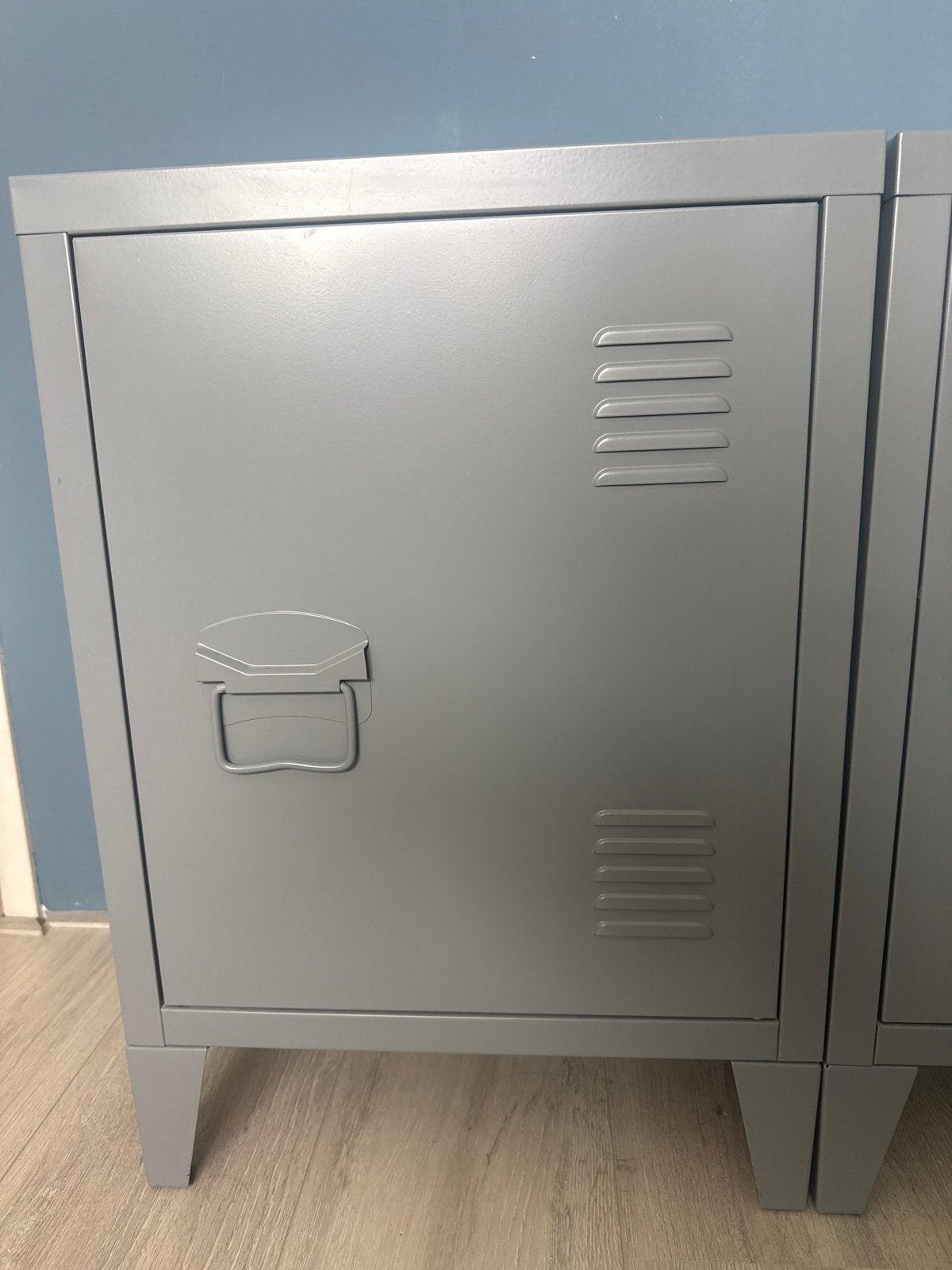 Twee metalen locker nachtkastjes - Grijs, Ophalen, Minder dan 45 cm, Metaal of Aluminium, 55 tot 70 cm