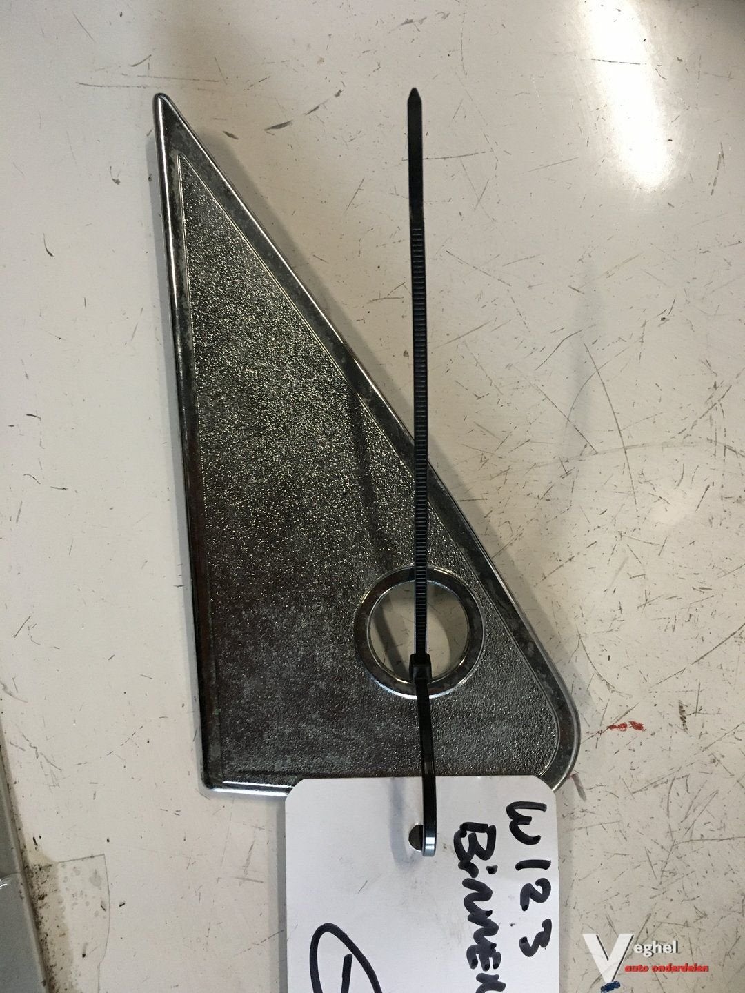 Mercedes W123 1982 Handgeschakelde 4 bak  Buitenspiegelafdek