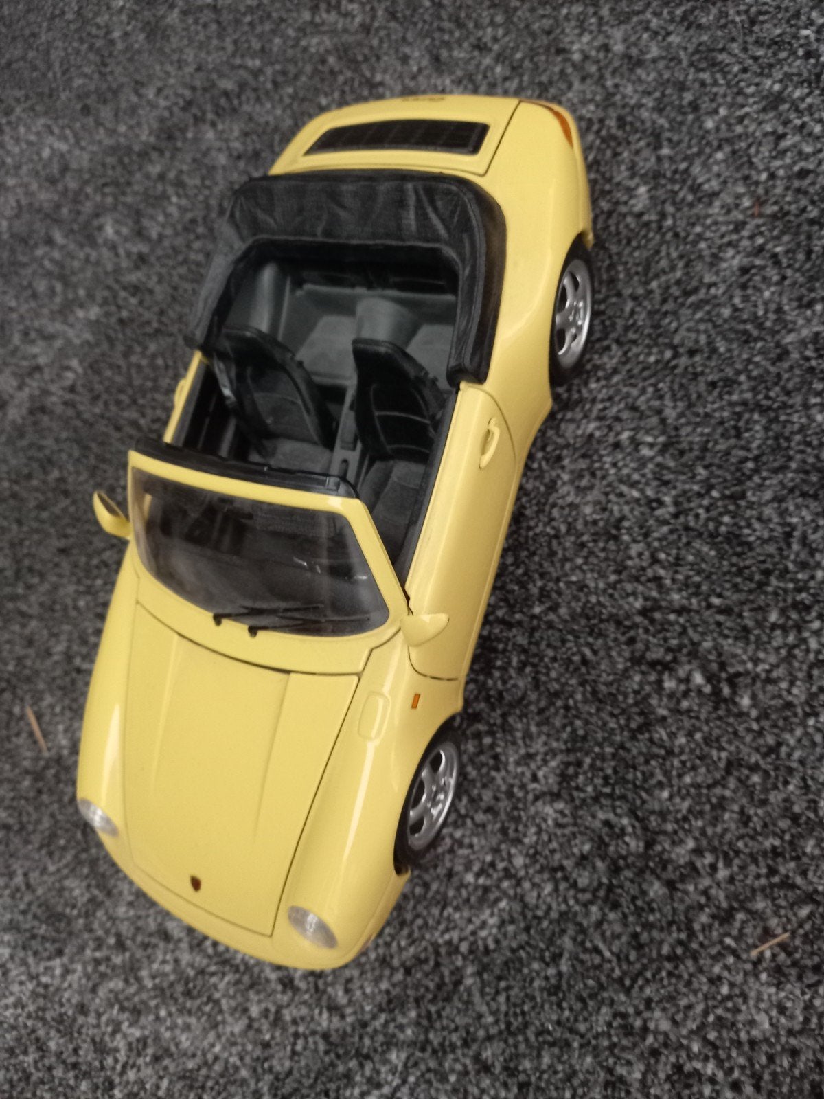 Bburago Porsche 911 Carrera Cabriolet - Geel, Hobby en Vrije tijd, Modelauto's | 1:18, Ophalen, Zo goed als nieuw, Auto, Bburago