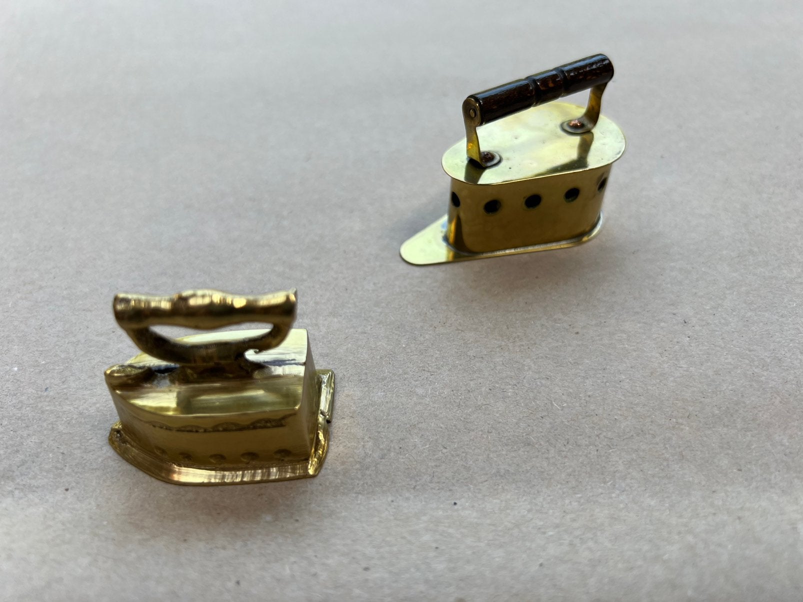 2 antieke miniatuur strijkijzers, Antiek en Kunst, Ophalen of Verzenden