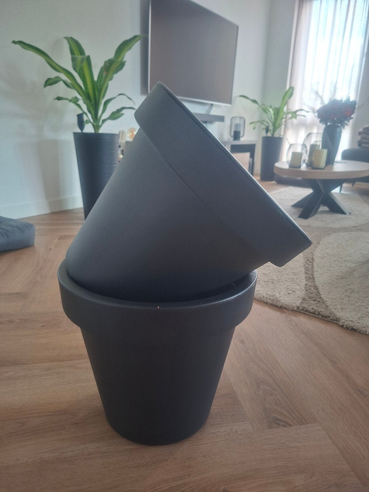 Set van 2 donkergrijze bloempotten, Kunststof, Gebruikt, Rond, Balkon