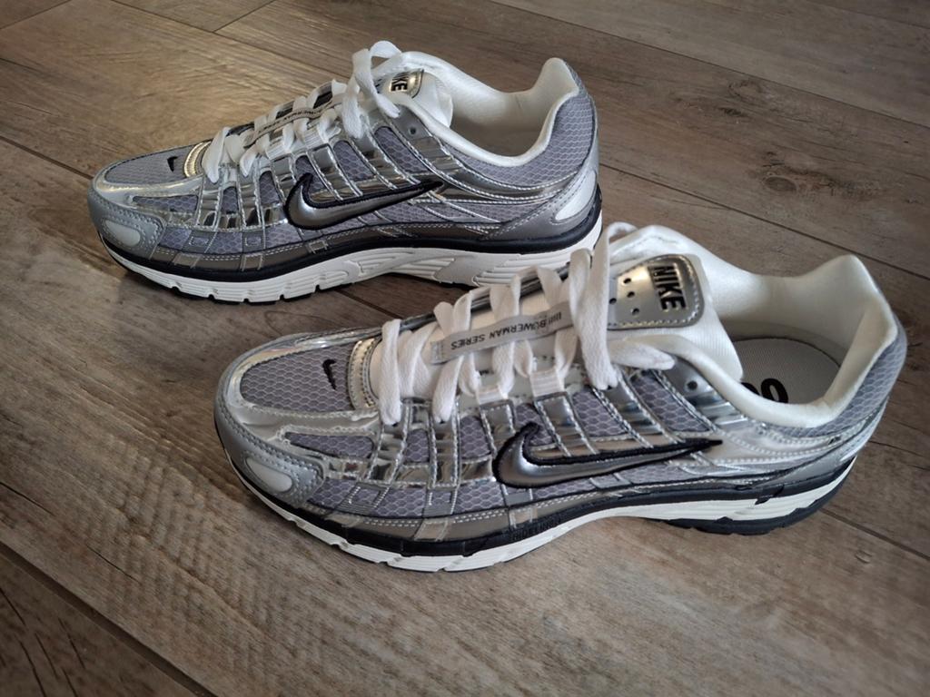 Nieuwe schoenen Nike P-6000 metallic silver maat 41, Kleding | Dames, Overige kleuren, Nike, Nieuw, Ophalen of Verzenden