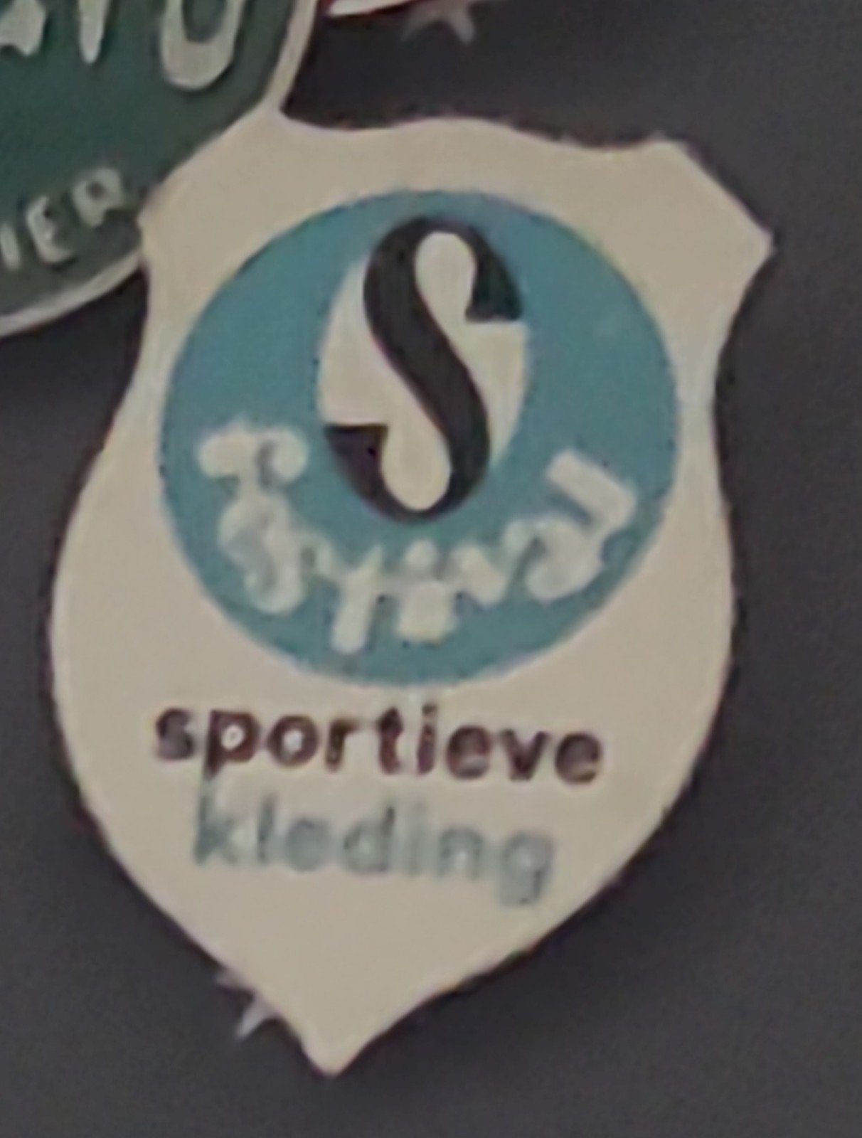 Vintage Sportieve Kleding Speldje, Verzamelen, Speldjes, Pins en Buttons, Verzenden