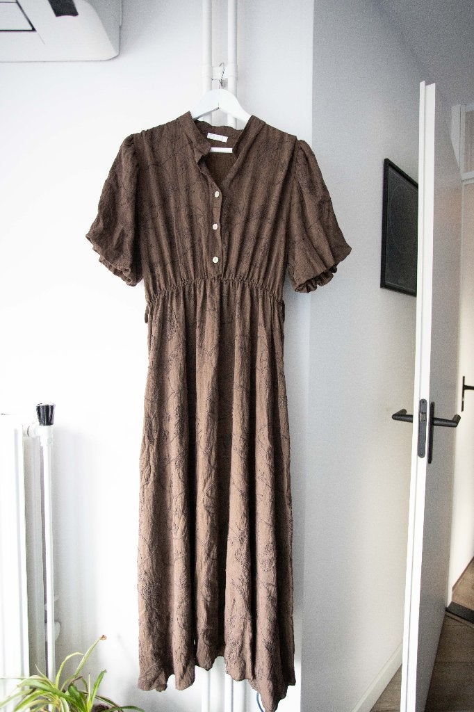 Bruine jurk met geborduurde details maat L, Kleding | Dames, Bruin, Maat 42/44 (L), Ophalen of Verzenden, Onder de knie