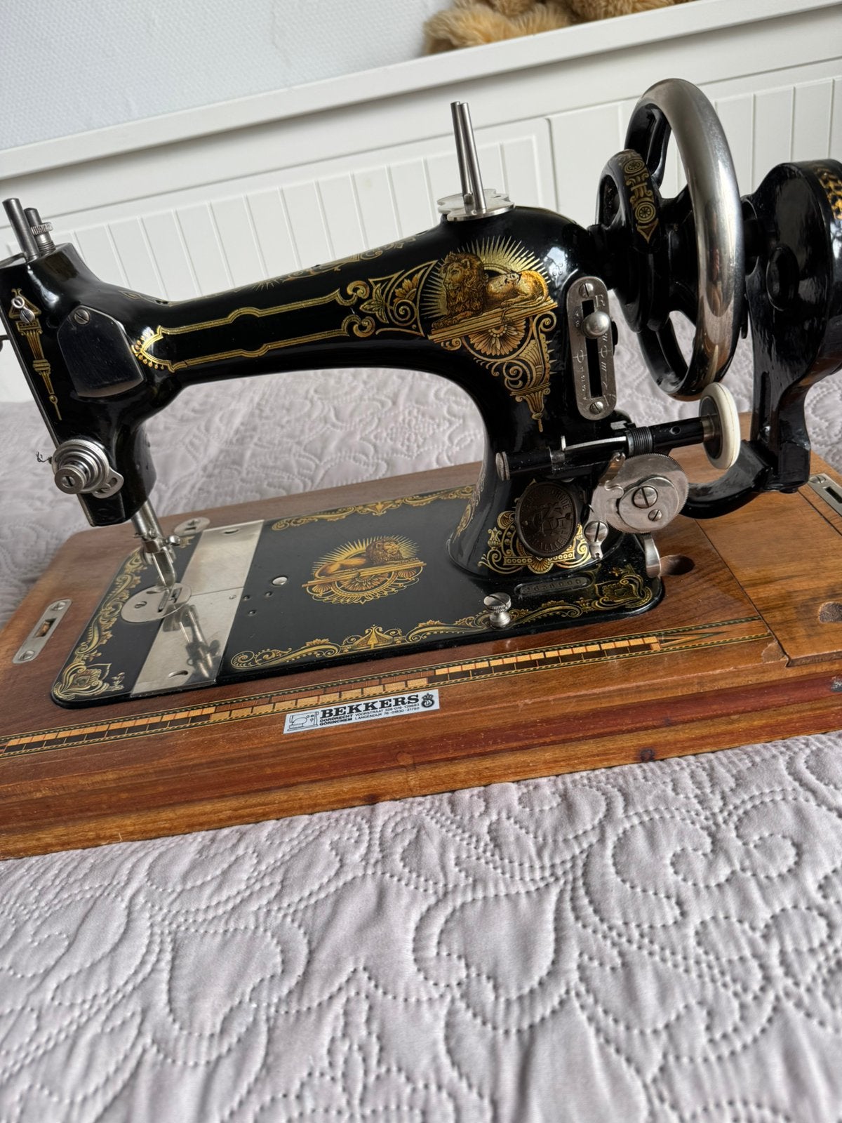 Antieke naaimachine in nieuwstaat, Ophalen