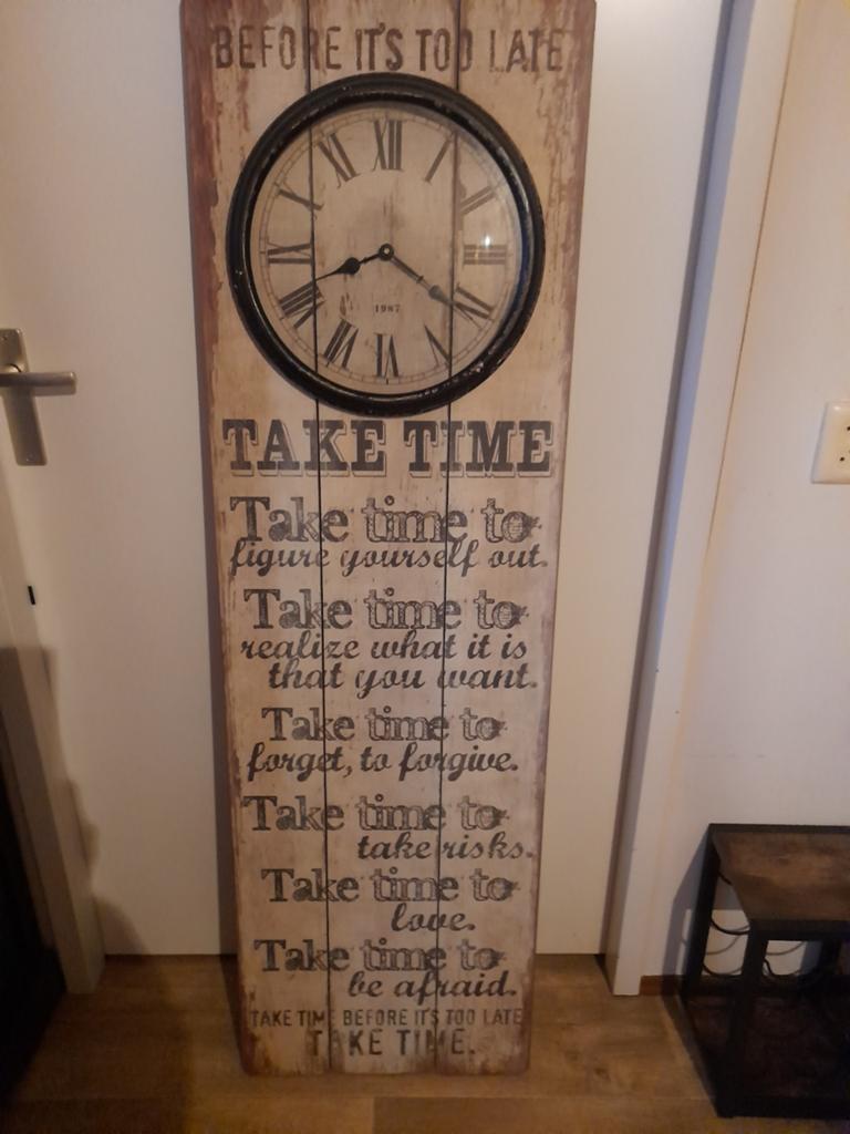 Grote houten steigerhouten wandklok met spreuken, Ophalen, Zo goed als nieuw, Analoog, Wandklok