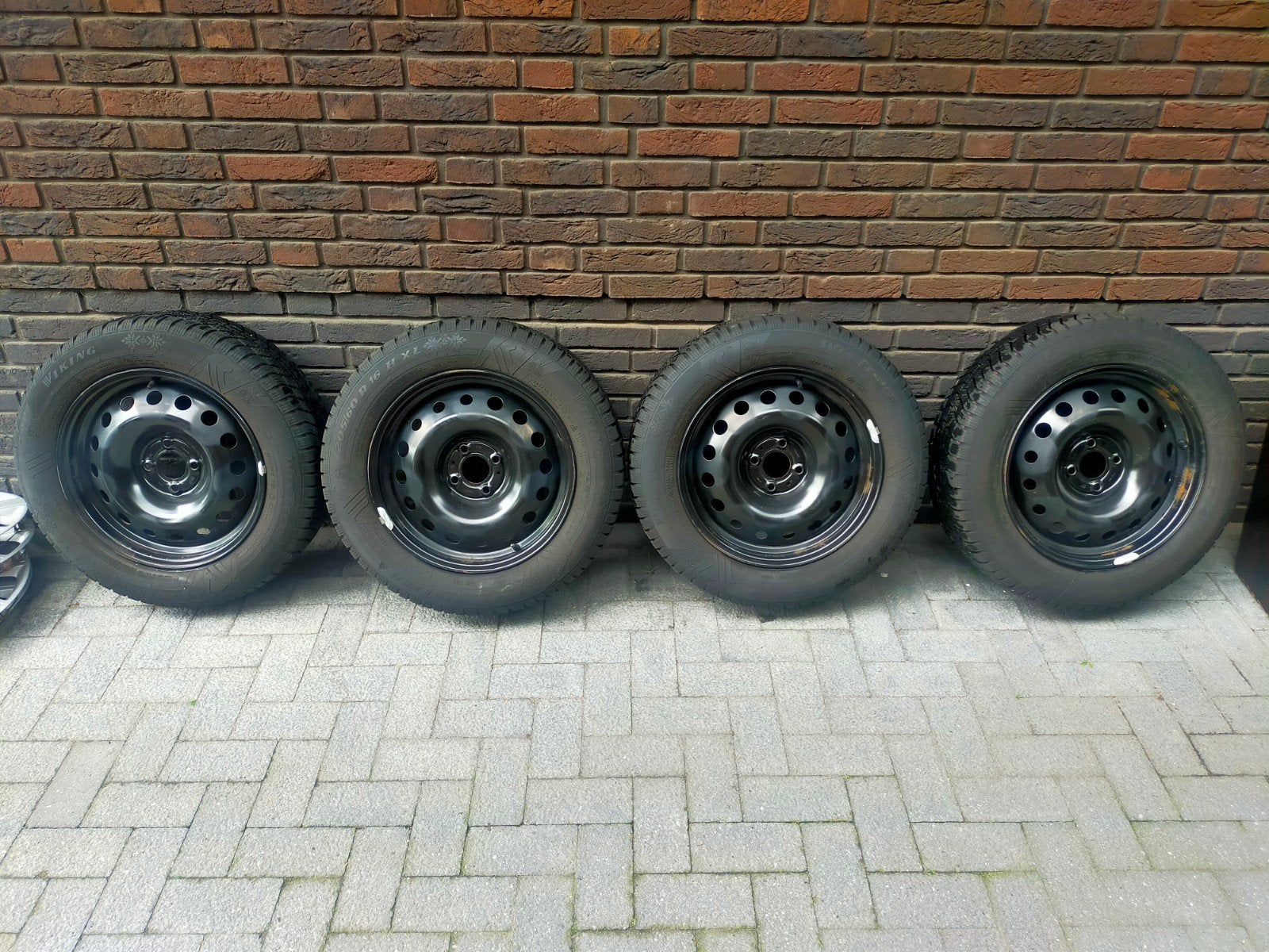 4 Winterbanden op stalen velg 205/60 R15 met wieldoppen, Ophalen, Gebruikt, 15 inch, Banden en Velgen