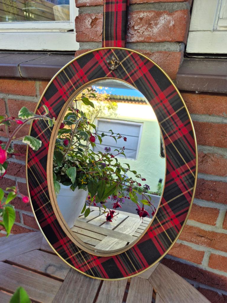 Leuke vintage ovale spiegel met Schotse ruit en messing rand, Ophalen of Verzenden, Zo goed als nieuw, Minder dan 100 cm, Ovaal