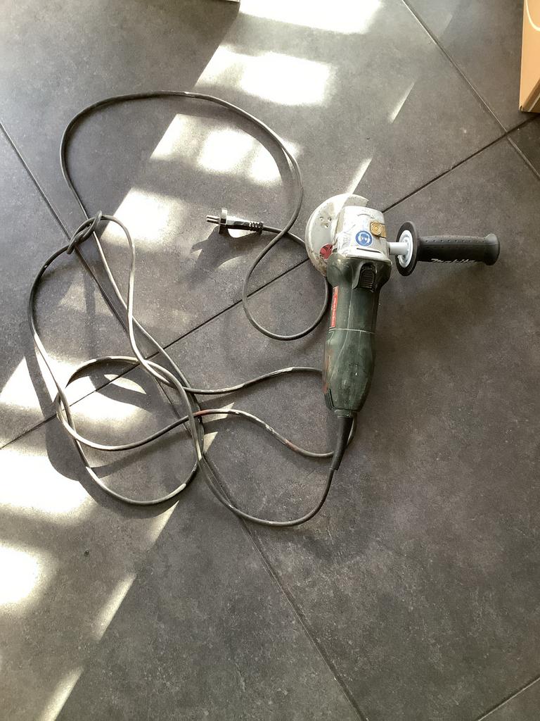Makita haakse slijper - Gebruikt maar functioneel, Doe-het-zelf en Verbouw, Gereedschap | Slijpmachines, Gebruikt, Haakse handslijpmachine