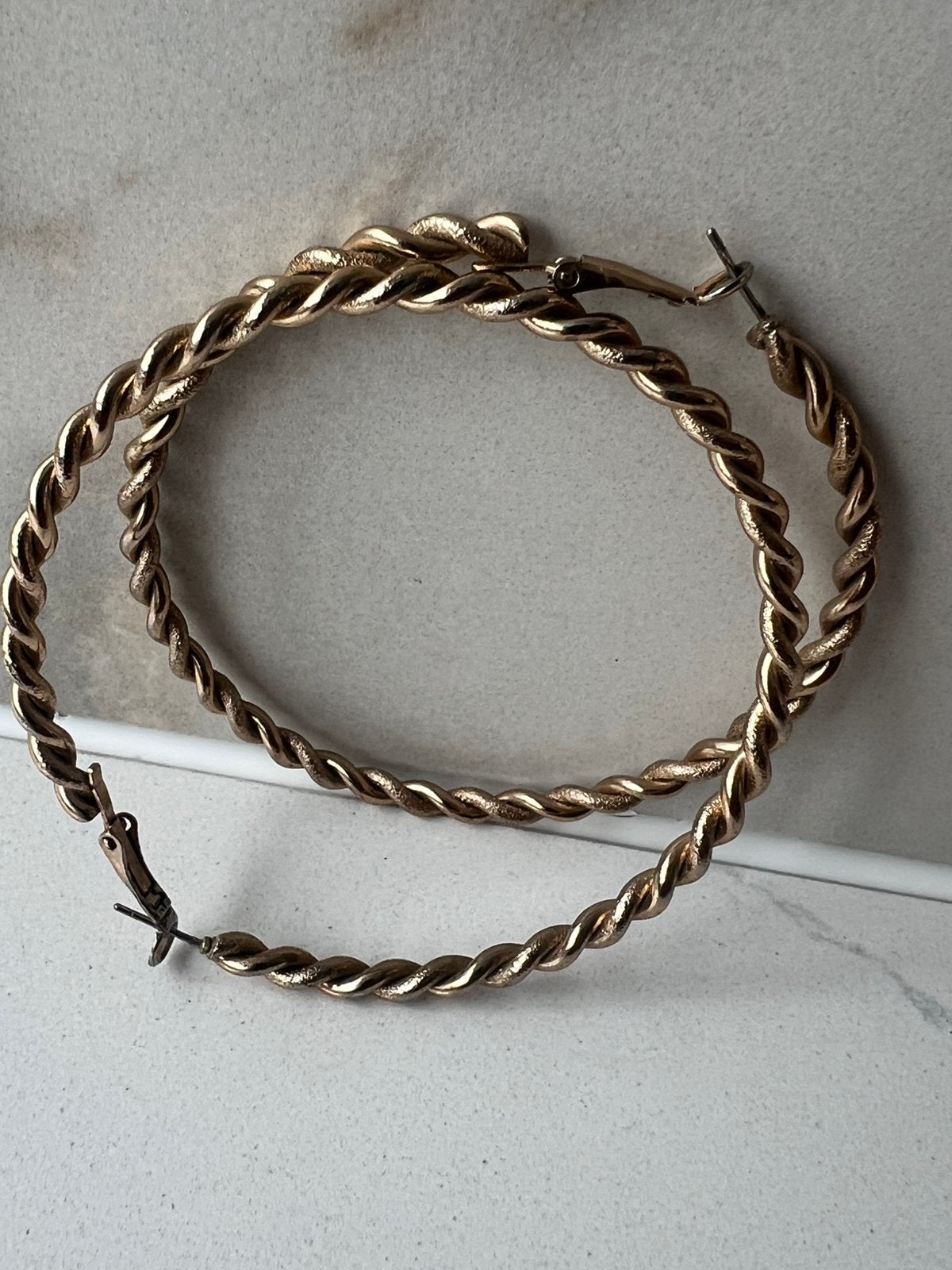 GOUDEN GEDRAAIDE GROTE WOKKELS OORRINGEN OORBELLEN, Ophalen of Verzenden, Zo goed als nieuw, Goud, Hangers