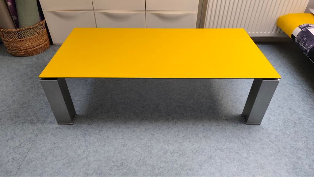 Moderne salontafel met geel kunststof blad, Ophalen, 100 tot 150 cm, 50 tot 100 cm, Zo goed als nieuw
